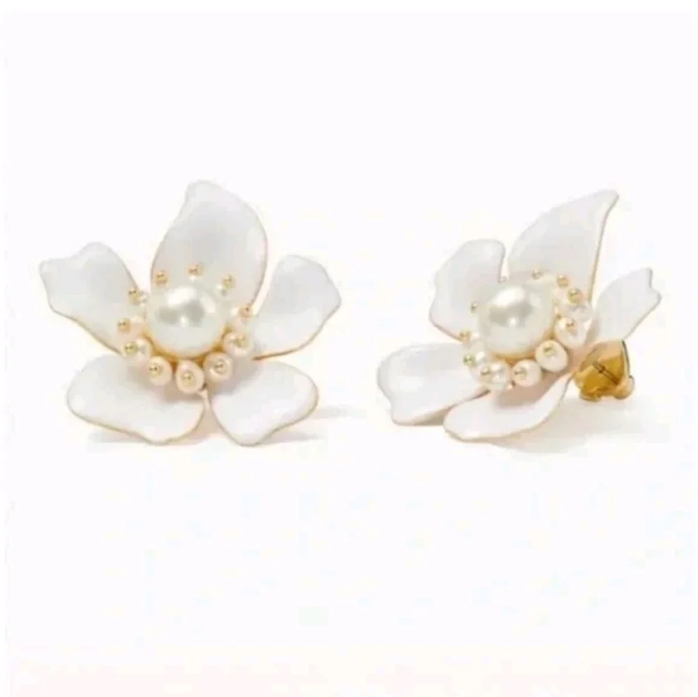 🤍▪️Kate Spade ▪️Elegant White Floral Pearl Earrings
